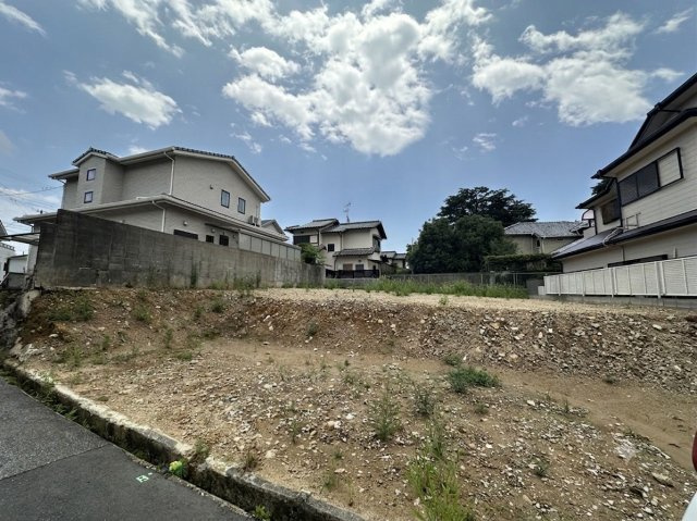 南側幅員約5mの公道に、間口約14.5mで接道