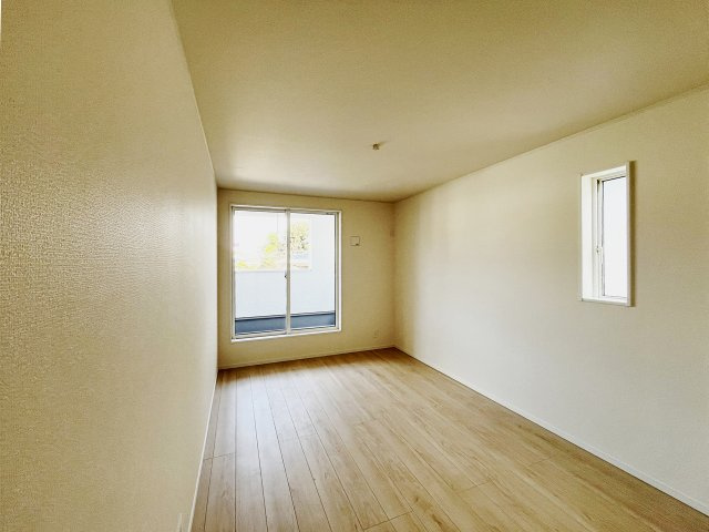 2階7.2帖の洋室。バルコニーのある明るいお部屋です。