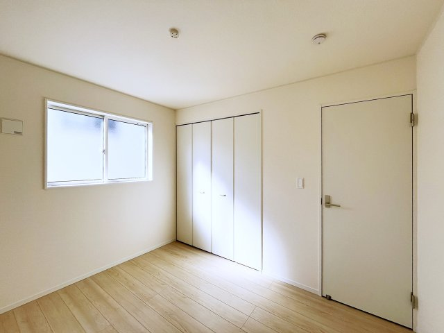 2階5.2帖の洋室。クローゼット完備！