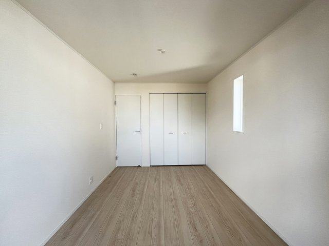 2階6帖の洋室。白を基調とした明るいお部屋です。
