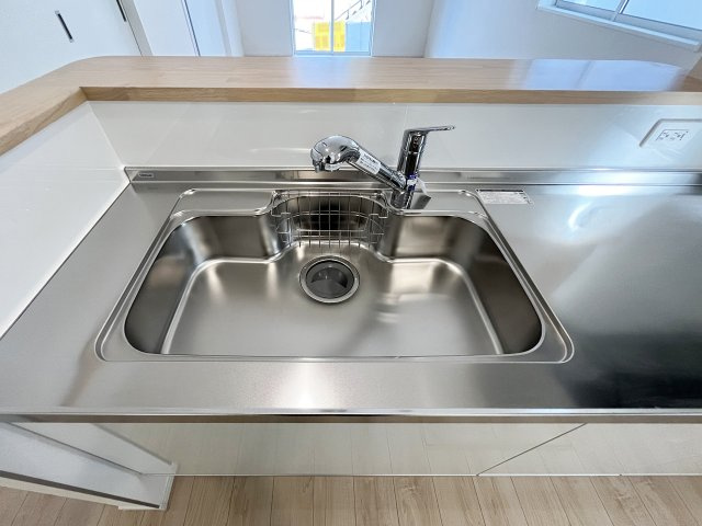 「浄水器一体型シングルレバー水栓」水と湯の境にクリック感を設け、ムダな電気の使用を防ぎます。