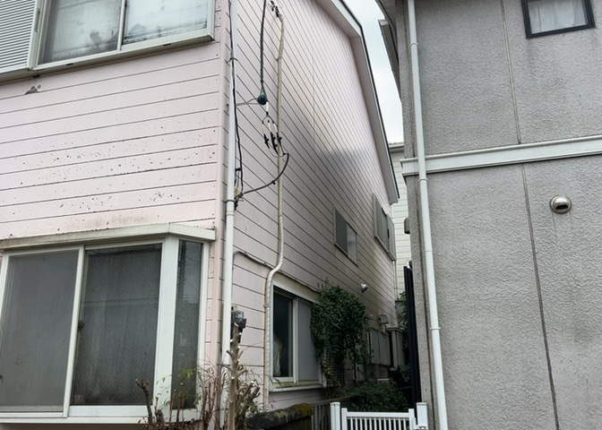 バルコニーは、室外の専用スペースのうち、「屋根がなく開放された空間」であるものを指します。ベランダより広いタイプのものが多く、日当たりもよいため家庭菜園などを楽しみたい人にとって適した環境となります。