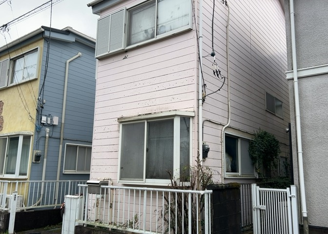 木造住宅とは土台、壁、柱など建築物の強度を支える構造体の材に木が使用されている構造を指します。構造体は建物の自重を支えるだけではなく風圧や水圧、積裁荷重などあらゆる衝撃に耐えるための基礎です。