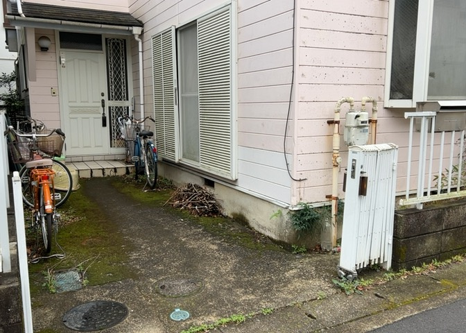 敷地内に散水栓や立水栓があると便利です。水道水を直接利用できるため、水を運ぶ手間を省くことが出来ます。大量の水を必要とする洗車作業や清掃などに役立ちます。その他設備とあわせて、現地でご確認ください。