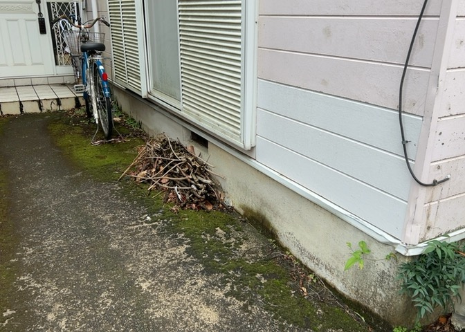 床下換気口は、床下に湿気がこもることを防ぎ、効果的に換気を行うために設置されています。床下換気口が設置されていない建物は、基礎パッキング工法などにより換気を行なっています。詳細は現地でご確認ください。
