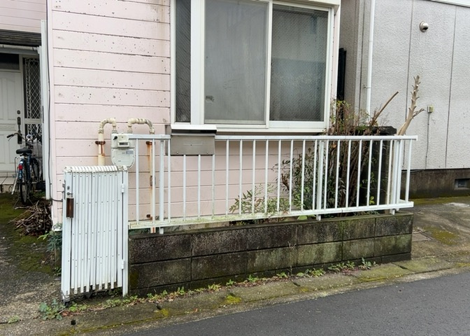 庭のある家に住むことのメリットとして、子どもたちの遊び場を確保できること、ガーデニングや家庭菜園を楽しめること、明るさを確保できることがあります。また、配置を工夫することでプライバシーが確保できます。