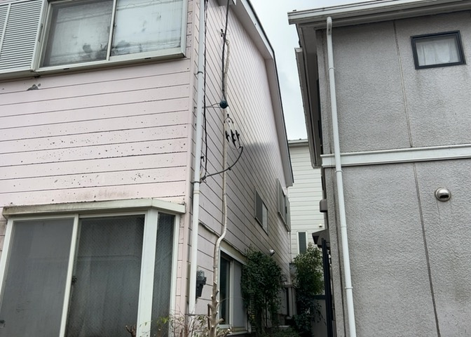 バルコニーは、建物内から室外へ楽に出入りできる便利なスペースです。また、バルコニーには手すりを付けることが義務付けられており、手すりの高さは110cm以上で施工することが建築基準法で定められています。