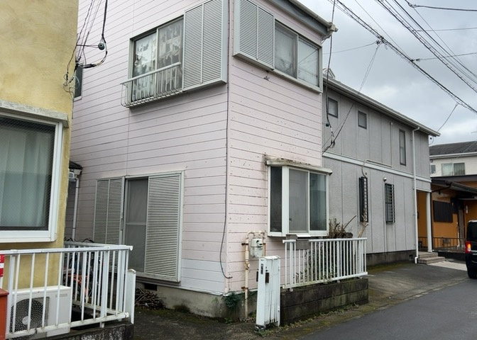住宅用の土地では前面道路に2m以上接していなければならないと法律で定められています。しかし、お持ちの車のサイズやライフスタイルなどにより、2mでは利便が悪い場合もございますので、事前に確認しましょう。