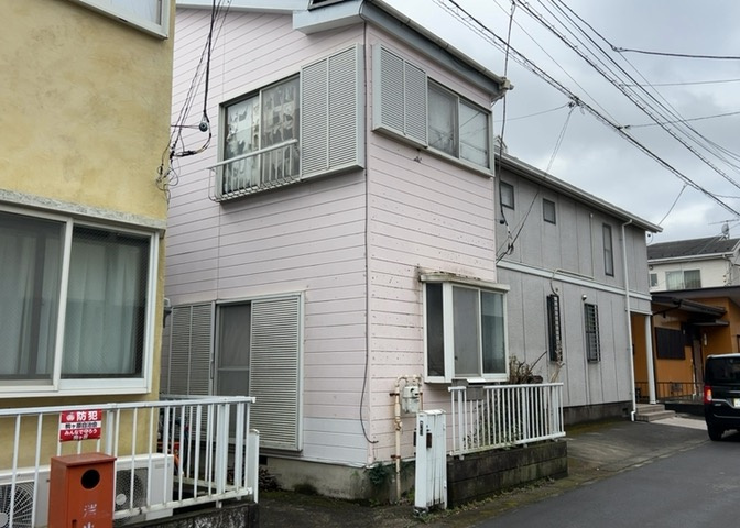 道幅が広い場所は日当たりや風通が良好です。幅が広いのですれ違いも可能ですし大きな車でも駐車可能！一方で、大型車が通ることも多くなるため交通量の増加により騒音に繋がります。また土地の値段が高くなります。