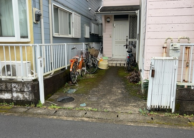 駐車場と明記されていても、最小スペースでつくられた駐車場だと大型車は駐車できなかったり、出入りしにくくなったりする可能性があります。お車のサイズと購入したい物件の駐車場のサイズを現地で確認しましょう。