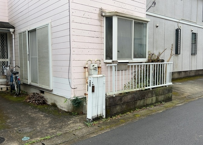 庭があることでガーデニングや家庭菜園はもちろん、こどもの遊び場やペットを放して遊ぶことができます。また、家の周囲に余裕があるということです。隣地との間があれば、十分な日当たりと、風通しが確保できます。
