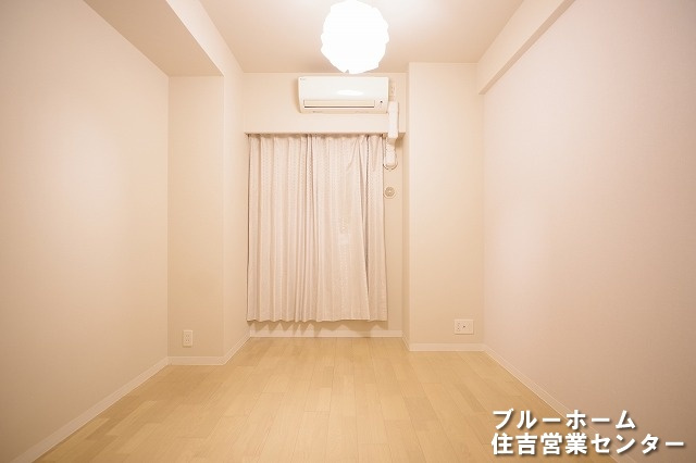 約5帖の洋室です！お部屋には収納や窓があります！