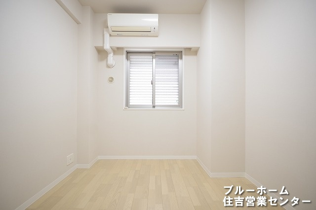 約6帖の洋室です！お部屋には収納や窓があります！