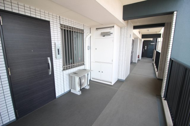 玄関側の廊下。広々しており通行しやすいです。共用部分も清掃等メンテナンスが行き届いています。