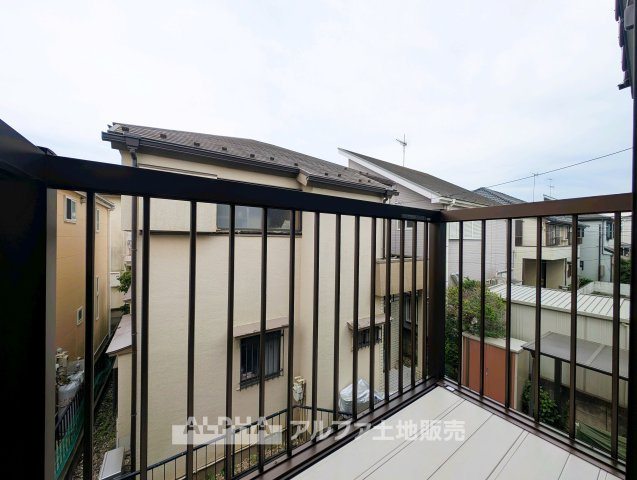 【Balcony】◆バルコニー◆日当たりの良いバルコニーは、洗濯物がよく乾くだけでなく、外の空気を感じながらひと息つける場所。暮らしに心地よい余白をもたらします。