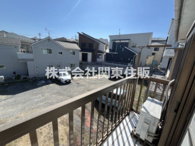 暖かな日差しのふりそそぐバルコニー