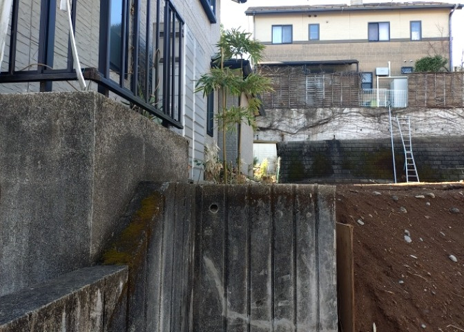 土地の形が極端に長細かったり、狭小地、あるいは道路との高低差がある傾斜地だった場合、後々売ろうとしても買い手がつかない場合もあります。後々、売却することになった時に価値の下がらない土地を選びましょう。