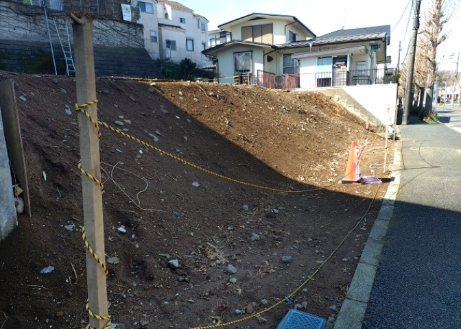 土地の面積＝住宅面積ではありません。建ぺい率の問題などで、土地のある場所によって住宅を建てられる面積は限られています。高さもしかり、「土地」という言葉の中には、建築条件も含まれると考えておきましょう。