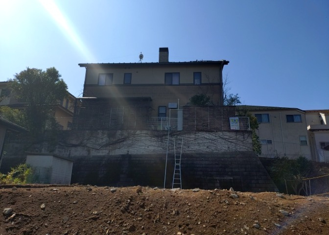 土地を買う際、住む地域の自治体や福祉の補助制度にも注目してみましょう。子供や老人の医療補助やゴミ出しのルールなど、自治体によってルールに大きな違いがあるため、暮らしやすい土地で判断するとよいでしょう。