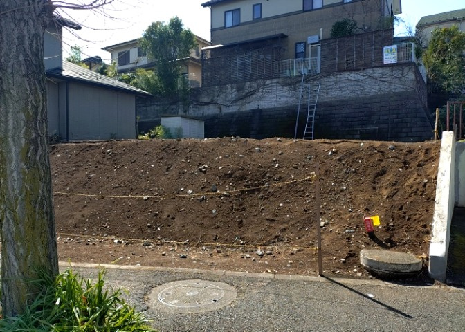土地の前の道路に消火栓が設置されていることがあります。この場合、道路交通法第45条第1項により、駐車禁止の場所が指定されています。そのため、車庫などの駐車スペースをつくることができない場合があります。