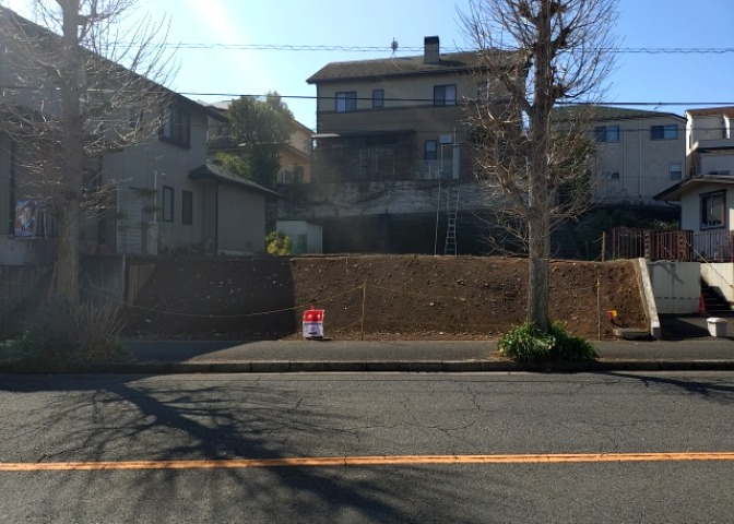 現地に行くなら、物件の周囲の地形がどうなっているかを見ることも大切です。周辺より低くなっている土地では、大雨などで水が集まりやすいため、地盤が弱くなっているということも考えられるため、注意が必要です。