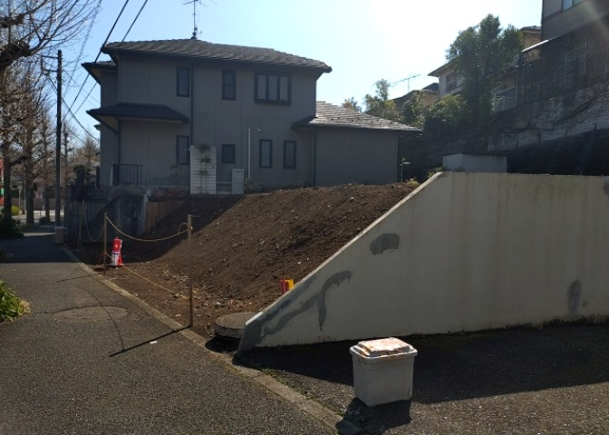 土地購入を検討されている場合、境界杭がない状態で購入してしまうと境界確定測量をする必要があり、費用がかかります。購入の前に、売主、隣土地所有者立ち合いのもと境界を確定し境界杭を設置するのがベストです。
