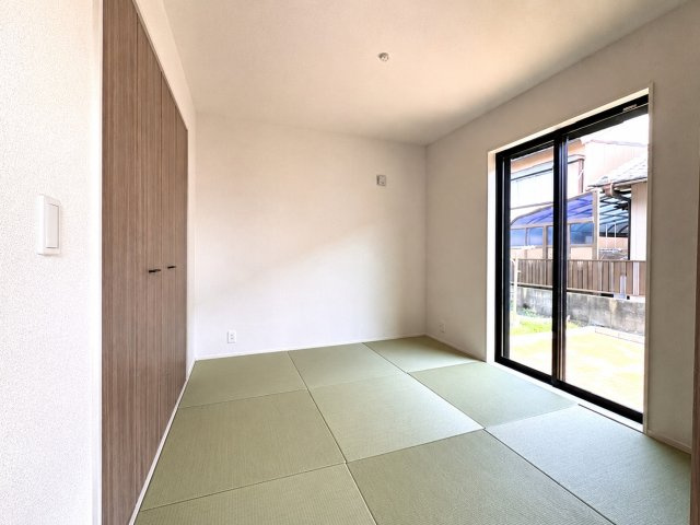 和室は明るく大きな収納も備わっております。