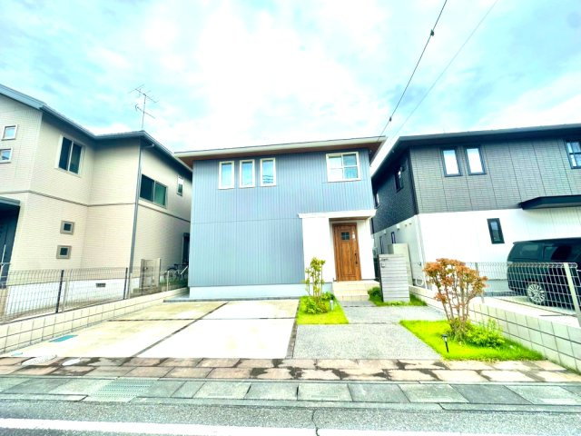武蔵野線「吉川美南」駅徒歩14分で通勤、通学便利！軽量鉄骨4LDK、太陽光発電あり、南向きで日当たり良好！駐車場は2台駐車可能(車種による)宅配ボックスあり留守中便利！お気軽にお問い合わせください！