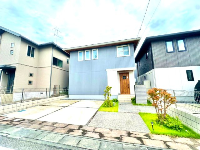 武蔵野線「吉川美南」駅徒歩14分で通勤、通学便利！軽量鉄骨4LDK、太陽光発電あり、南向きで日当たり良好！駐車場は2台駐車可能(車種による)宅配ボックスあり留守中便利！お気軽にお問い合わせください！