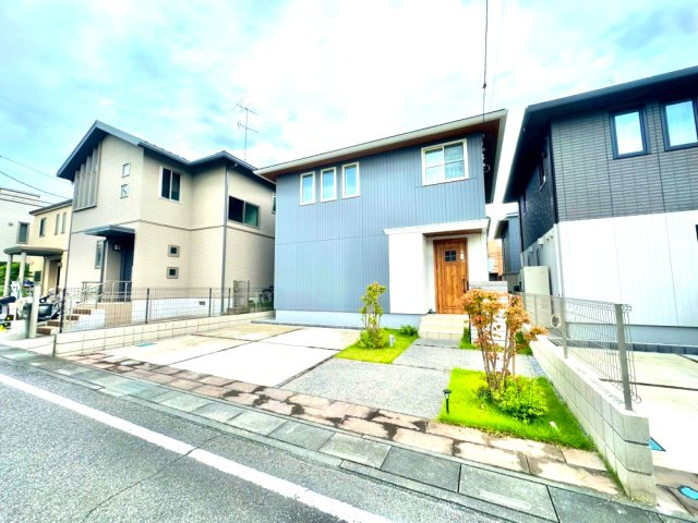 武蔵野線「吉川美南」駅徒歩14分で通勤、通学便利！軽量鉄骨4LDK、太陽光発電あり、南向きで日当たり良好！駐車場は2台駐車可能(車種による)宅配ボックスあり留守中便利！お気軽にお問い合わせください！