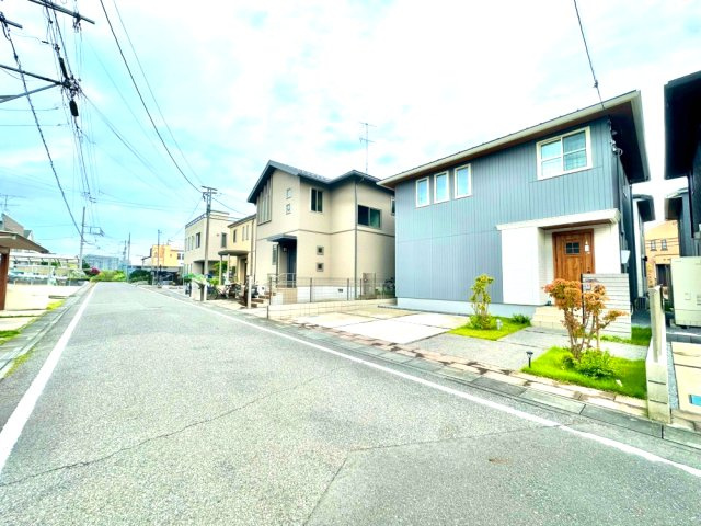 武蔵野線「吉川美南」駅徒歩14分で通勤、通学便利！軽量鉄骨4LDK、太陽光発電あり、南向きで日当たり良好！駐車場は2台駐車可能(車種による)宅配ボックスあり留守中便利！お気軽にお問い合わせください！