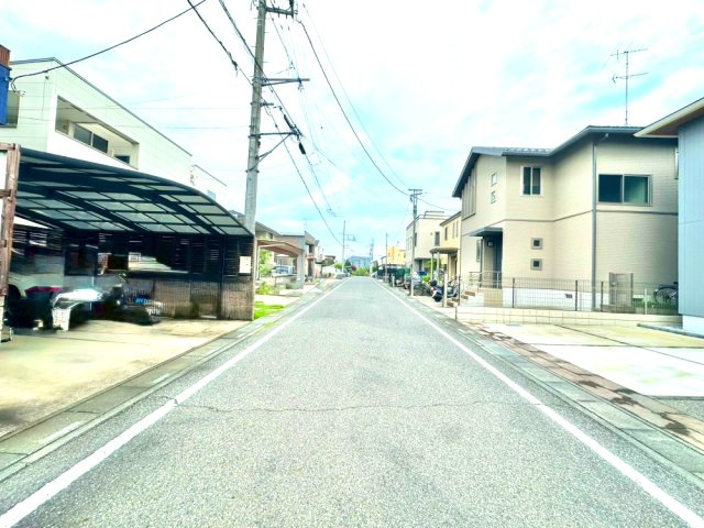 武蔵野線「吉川美南」駅徒歩14分で通勤、通学便利！軽量鉄骨4LDK、太陽光発電あり、南向きで日当たり良好！駐車場は2台駐車可能(車種による)宅配ボックスあり留守中便利！お気軽にお問い合わせください！