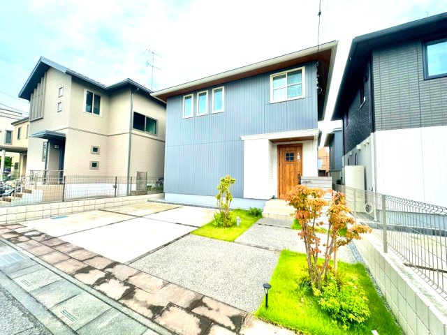 武蔵野線「吉川美南」駅徒歩14分で通勤、通学便利！軽量鉄骨4LDK、太陽光発電あり、南向きで日当たり良好！駐車場は2台駐車可能(車種による)宅配ボックスあり留守中便利！お気軽にお問い合わせください！