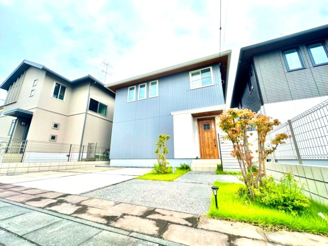 武蔵野線「吉川美南」駅徒歩14分で通勤、通学便利！軽量鉄骨4LDK、太陽光発電あり、南向きで日当たり良好！駐車場は2台駐車可能(車種による)宅配ボックスあり留守中便利！お気軽にお問い合わせください！