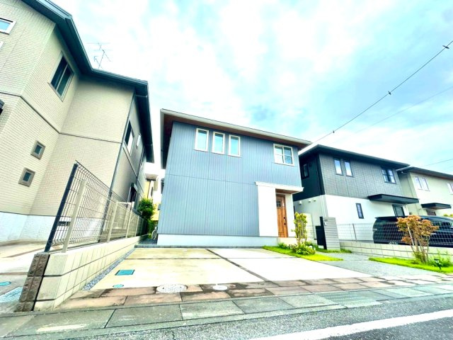 武蔵野線「吉川美南」駅徒歩14分で通勤、通学便利！軽量鉄骨4LDK、太陽光発電あり、南向きで日当たり良好！駐車場は2台駐車可能(車種による)宅配ボックスあり留守中便利！お気軽にお問い合わせください！