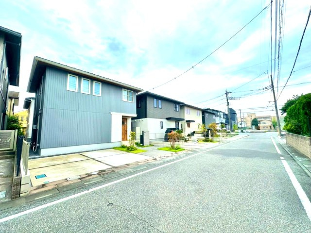 武蔵野線「吉川美南」駅徒歩14分で通勤、通学便利！軽量鉄骨4LDK、太陽光発電あり、南向きで日当たり良好！駐車場は2台駐車可能(車種による)宅配ボックスあり留守中便利！お気軽にお問い合わせください！