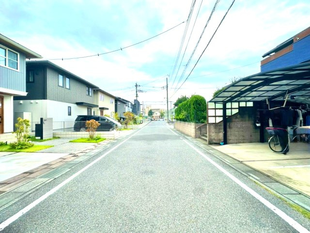 武蔵野線「吉川美南」駅徒歩14分で通勤、通学便利！軽量鉄骨4LDK、太陽光発電あり、南向きで日当たり良好！駐車場は2台駐車可能(車種による)宅配ボックスあり留守中便利！お気軽にお問い合わせください！