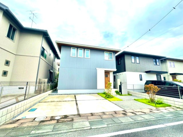 武蔵野線「吉川美南」駅徒歩14分で通勤、通学便利！軽量鉄骨4LDK、太陽光発電あり、南向きで日当たり良好！駐車場は2台駐車可能(車種による)宅配ボックスあり留守中便利！お気軽にお問い合わせください！