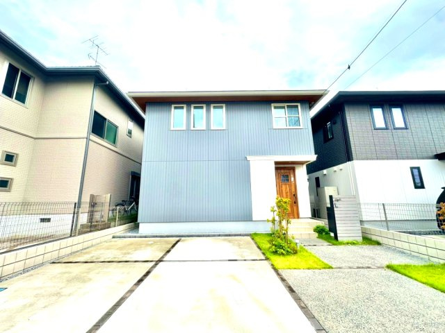 武蔵野線「吉川美南」駅徒歩14分で通勤、通学便利！軽量鉄骨4LDK、太陽光発電あり、南向きで日当たり良好！駐車場は2台駐車可能(車種による)宅配ボックスあり留守中便利！お気軽にお問い合わせください！