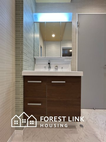 三面鏡裏の隠す収納で散らかりがちな小物もスッキリ収まります。　