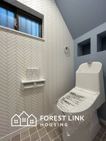 明るい日差しが差し込む窓付きのトイレ。換気もしやすく、毎日を気持ちよくスタートできる清潔感あふれる空間です。　