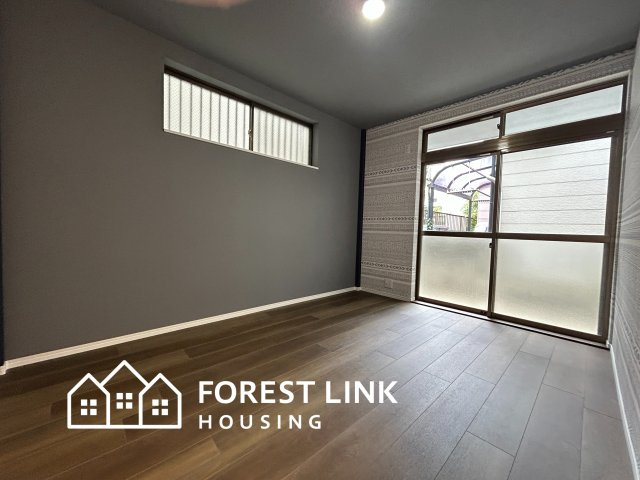 脱衣場横の洋室。暮らしに合わせて変化する、自由度の高いシンプルデザインです。　