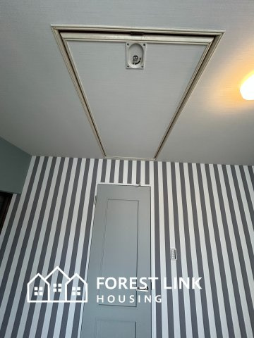 屋根裏収納に通じる扉です。