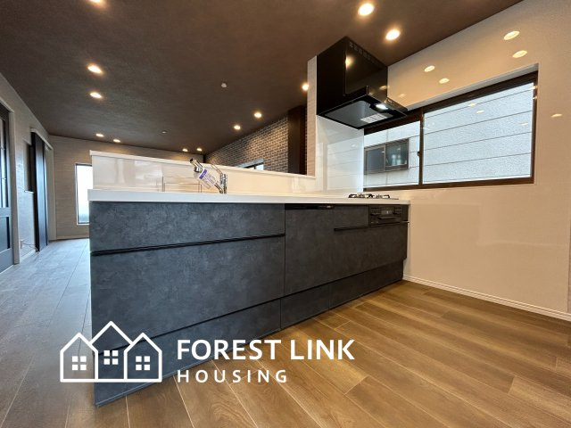 広々としたキッチンスペースで、複数人でも余裕をもって立てます。