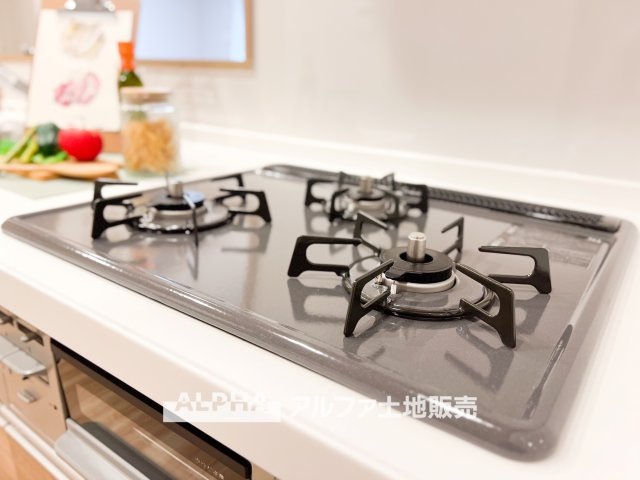 【gas　stove】◆ガスコンロ◆使い勝手に配慮されたガスコンロを備えたキッチン。火力調整がしやすく、毎日の調理がスムーズに進み、家事の時間を心地よく支えてくれます