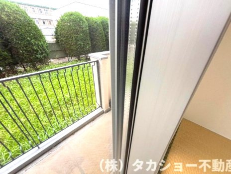 サッシはペアガラスになっております。
