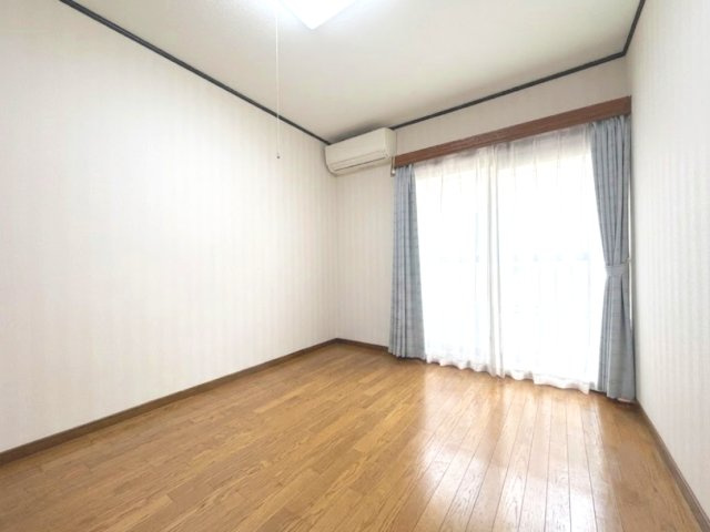 シンプルな洋室は、幅広い用途でお使いいただけます。※この写真は荷物等を消すCG加工をしております。　