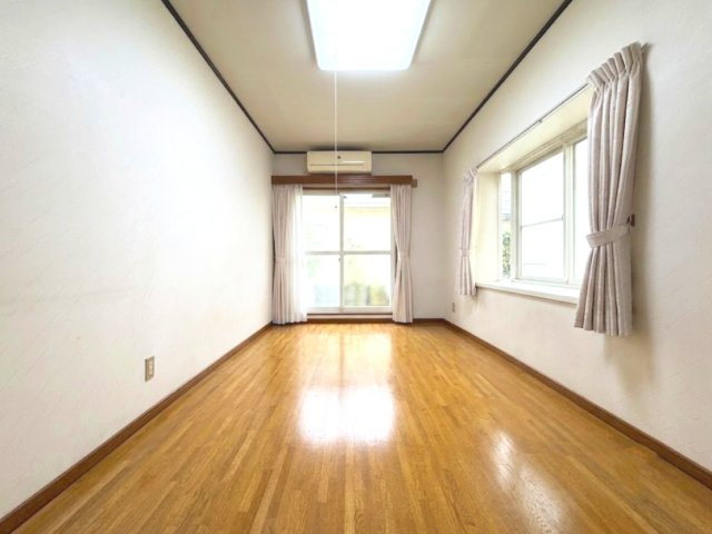 二面採光で明るく風通しも良好です。※この写真は荷物等を消すCG加工をしております。　　