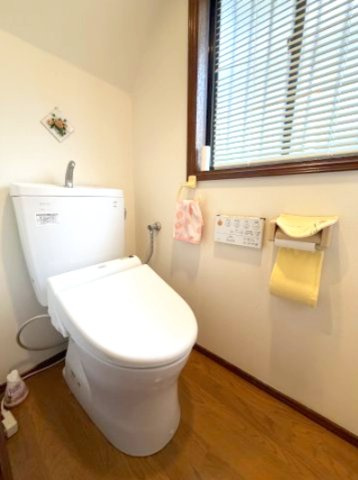 温水洗浄便座付きの清潔感あるトイレは、落ち着いた空間に。　