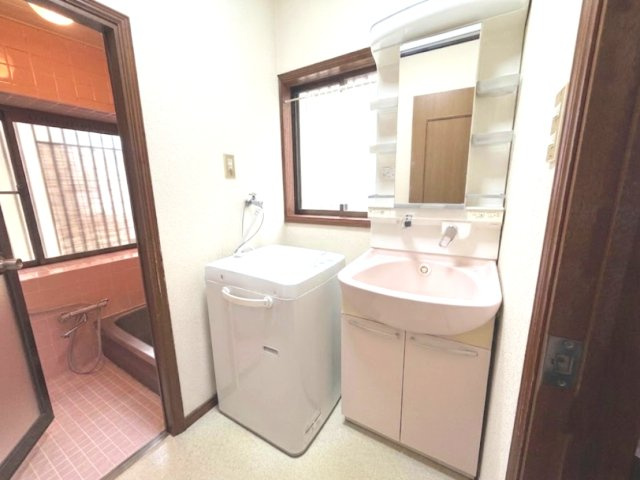 洗面所には窓があり換気も可能です♪※この写真は荷物等を消すCG加工をしております。